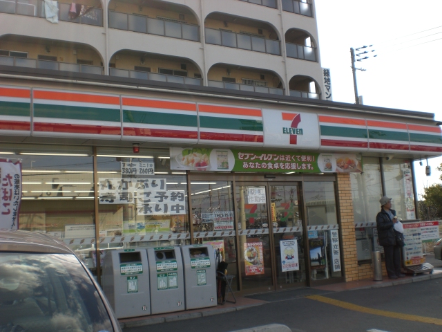 Convenience store. Seven-Eleven Moriguchi Minamiterakatahigashidori store up (convenience store) 405m