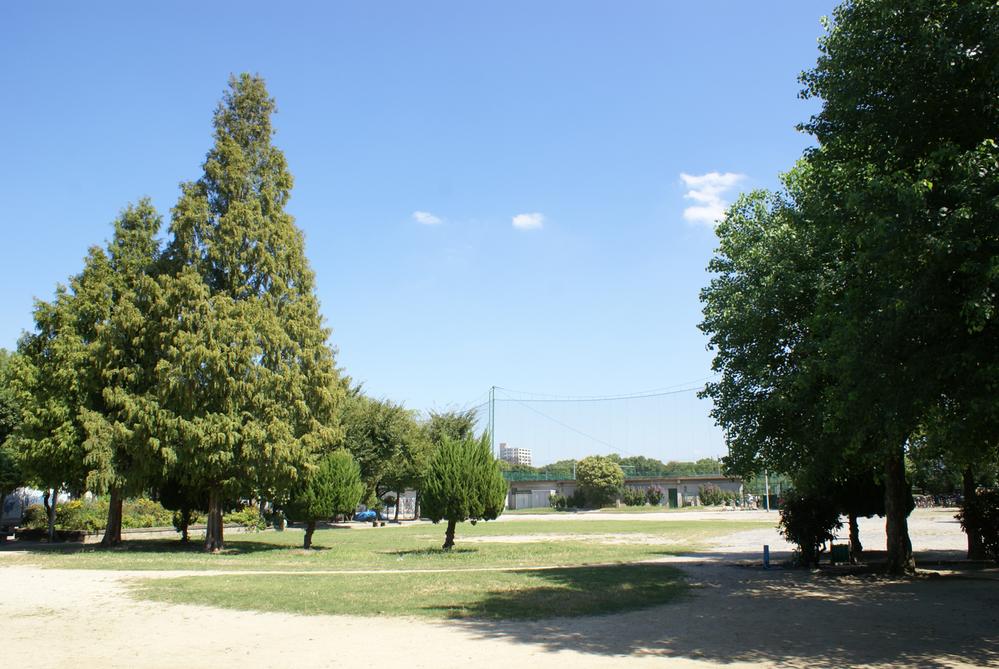 park. Bough a 2-minute walk from the 100m field to the park, Going to be a recreation of the citizens in a large park, which is also citizen stadium and tennis courts. (From Kitagai)