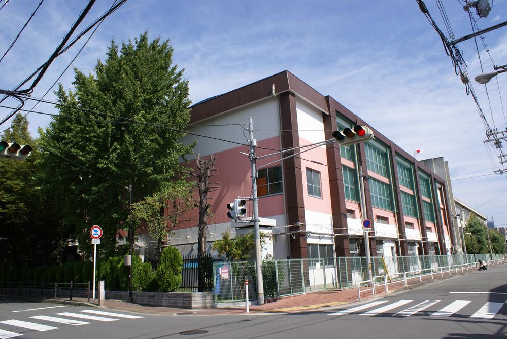 Junior high school. City to a second junior high school 800m (from Kitagai)