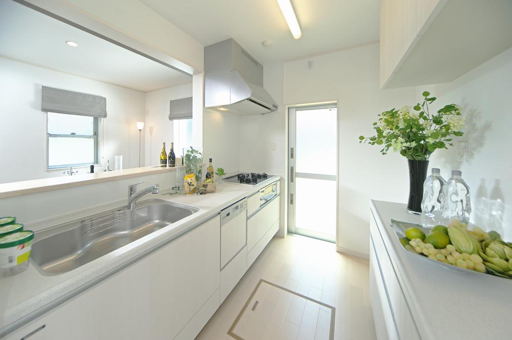 Other Equipment. Artificial marble countertops, Sensor with a glass top stove, Slide storage, Dish washing and drying machine, Equipped with a beginning advanced features quiet and wide sink. In addition IH stove of choice also standard specification. Rich option is also attractive. Panasonic ・ Takara Standard ・ You can choose from three manufacturers of Cleanup