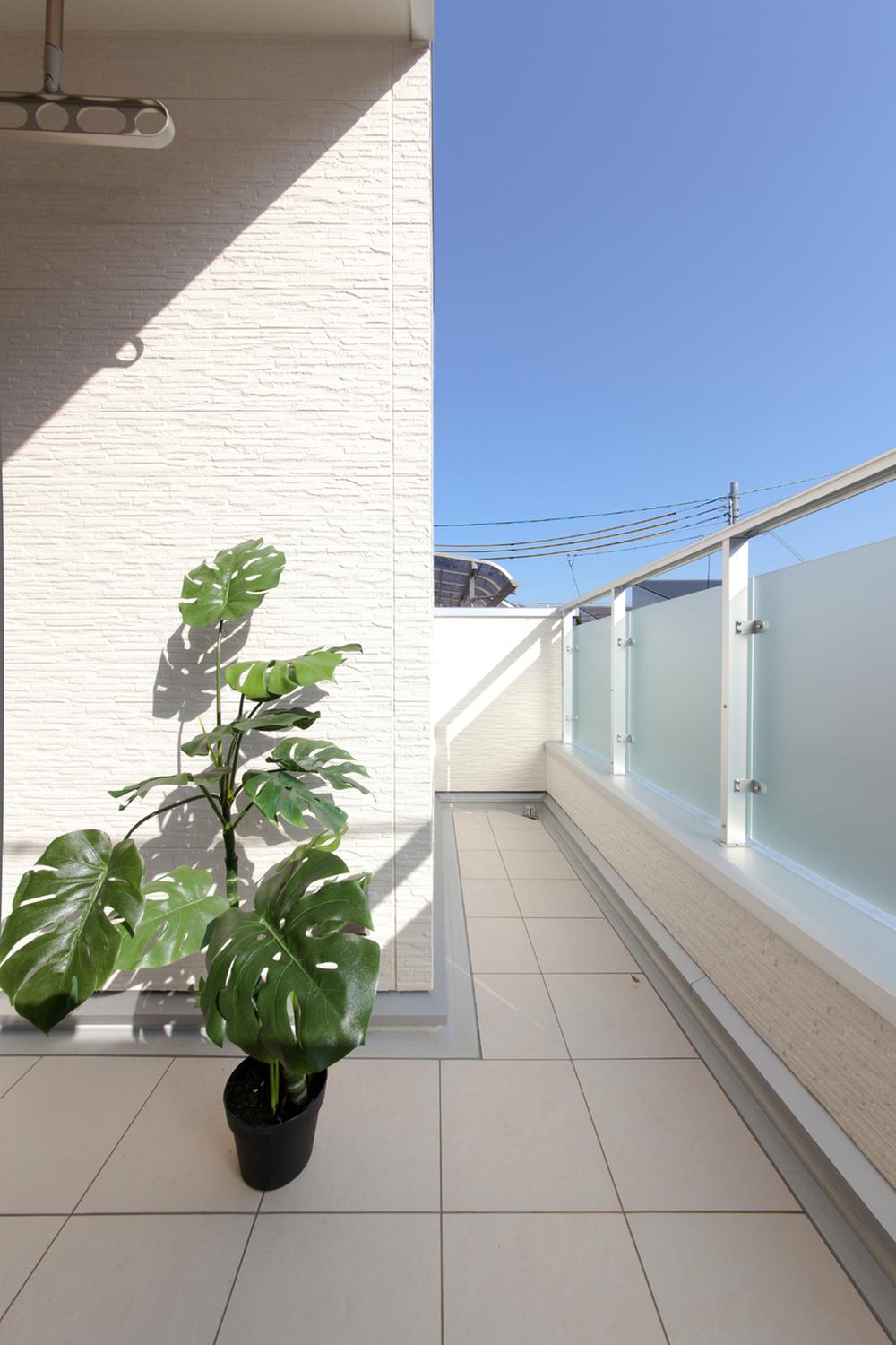 Construction ・ Construction method ・ specification. Of use to the veranda "FRP integrally molded veranda waterproof bread" is, Strongly to water leakage due to rain or snow, Because it is separate and independent from the structure of the building, Less susceptible to the influence of the shaking of an earthquake.