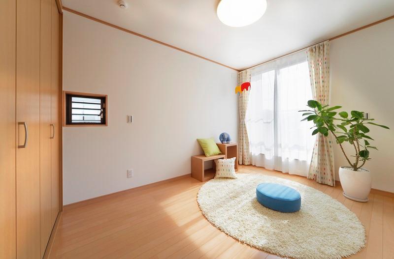 Non-living room. This room children grow up big here. It is very important private space! !