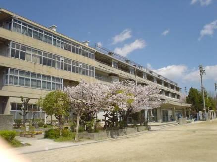 Junior high school. Moriguchi City Kaji until junior high school (junior high school) 286m