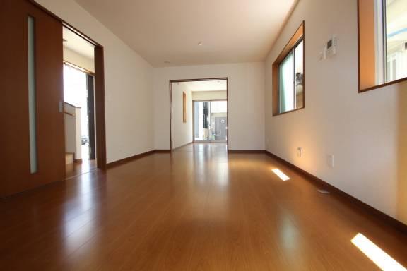 Living. Bright has lighting from the south! !