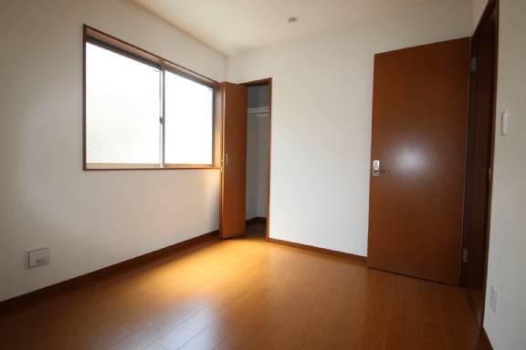 Non-living room. It is bright with two-sided lighting! !