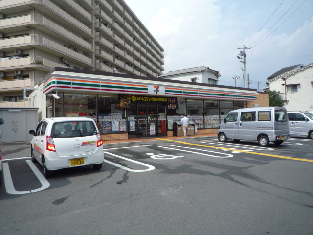 Convenience store. Seven-Eleven Moriguchi Kajimachi 1-chome to (convenience store) 450m