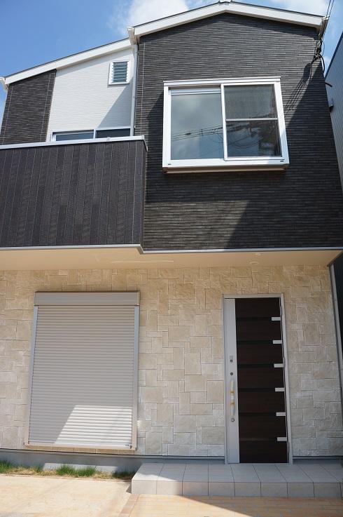 Local appearance photo. Model house Entrance front of the comfortable space ☆ It is also sufficient to gardening to parking!