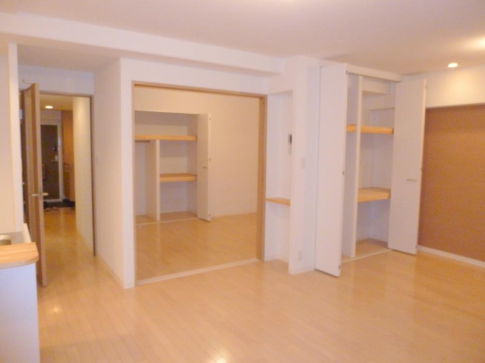 Living. Is next to the Western-style of living has spread a wide space in the storage abundant closet