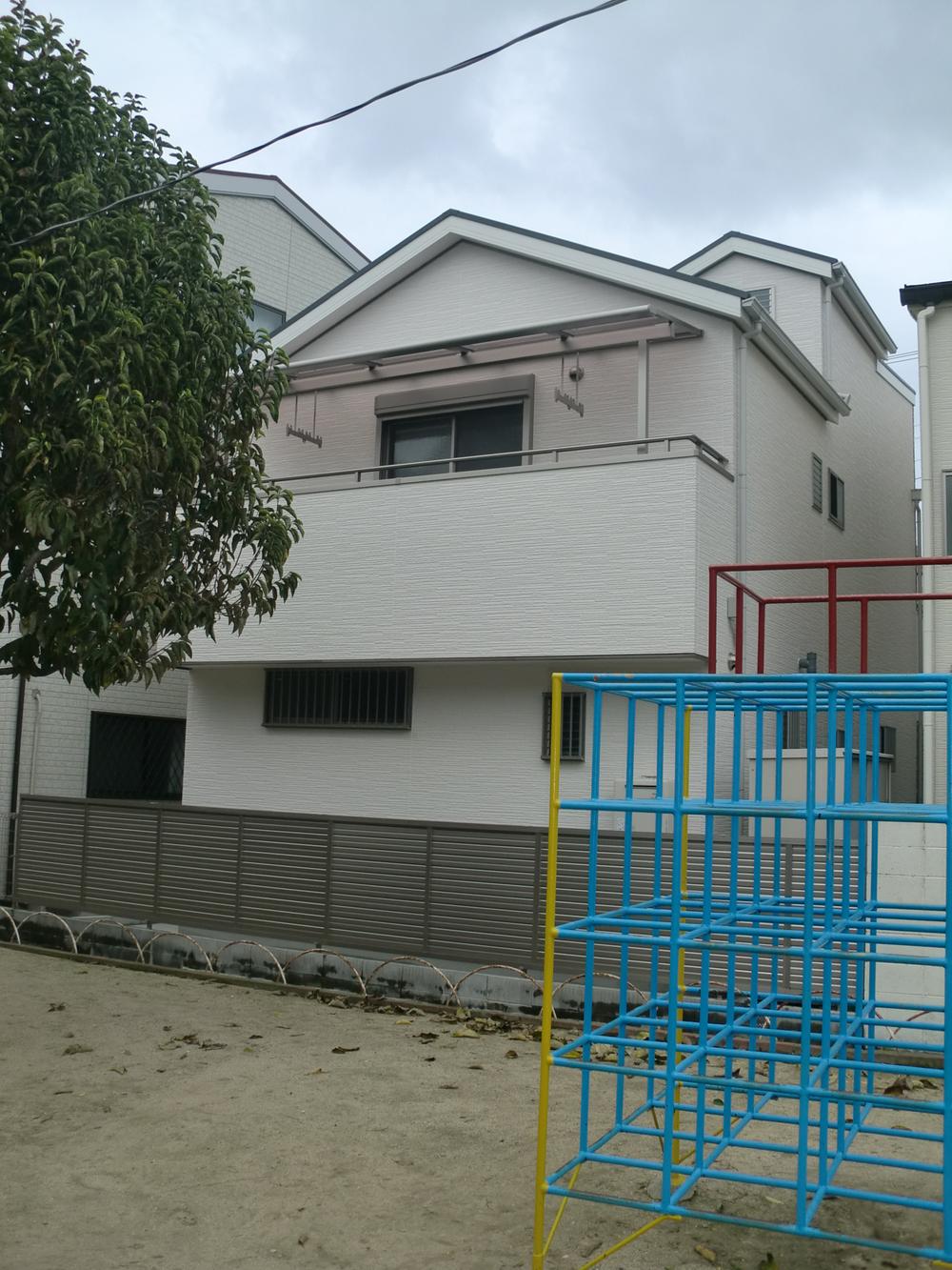 Local appearance photo. In the back park, Exposure to the sun ・ Environment also is good!