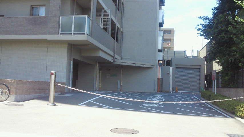 Parking lot.  [Puremisuto Meiyuan Moriguchi shiny coat] Parking entrance