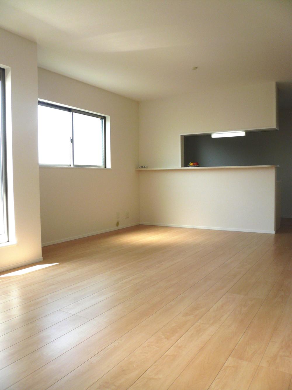 Living. It overlooks the entire living room from the kitchen, You can housework with peace of mind even if from playing a small child (local photo)