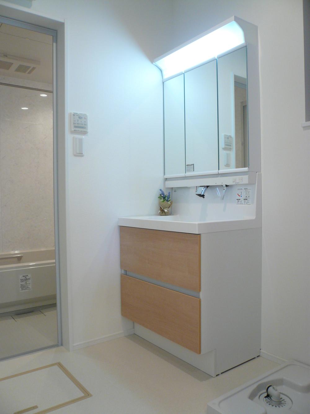 Wash basin, toilet. Shampoo dresser, which was considered the ease of care. Since there is also a storage capacity, Refreshing the wash room. (Local photo)