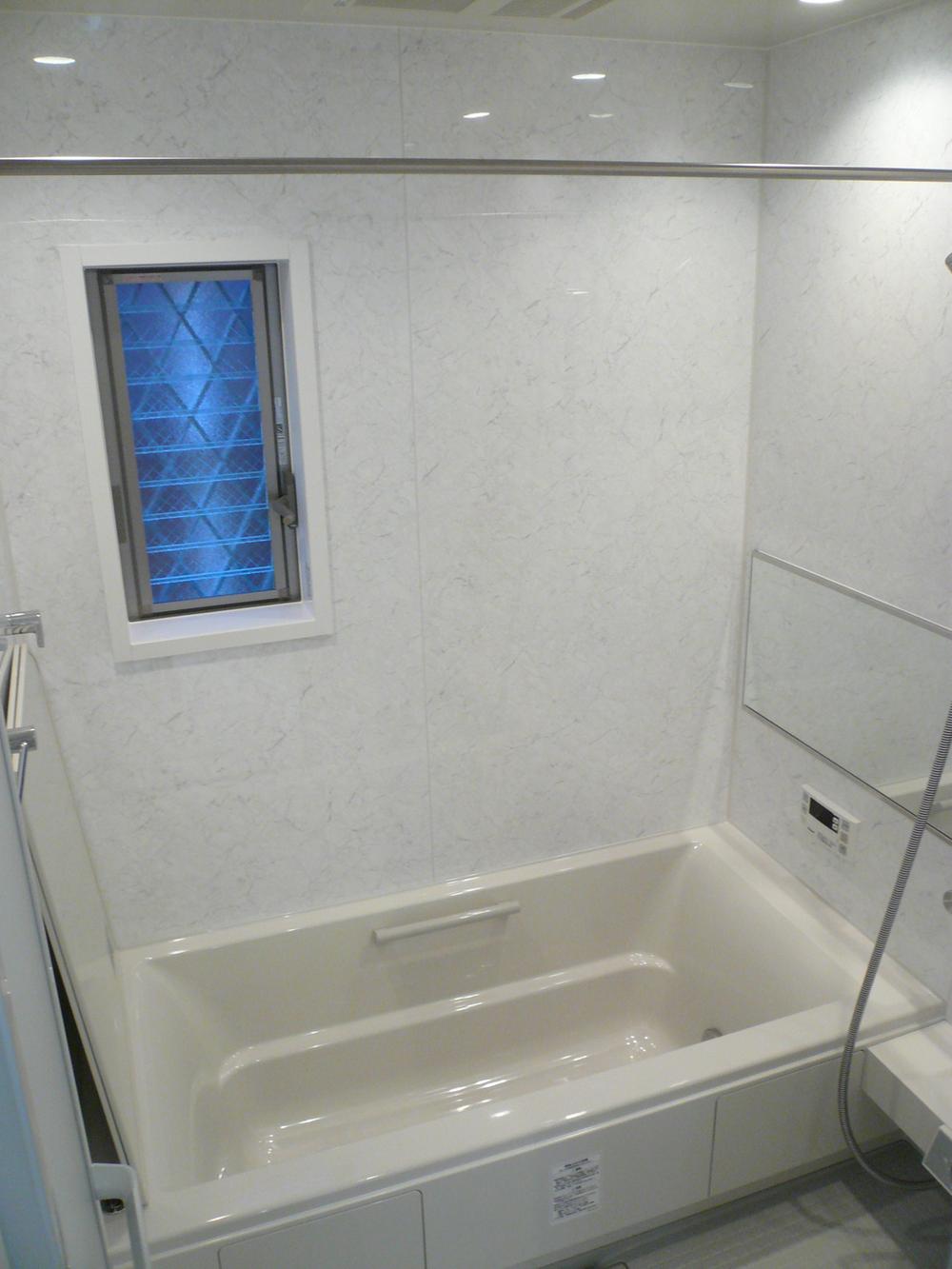 Bathroom. Spacious bathroom of 1 pyeong type. Refresh tired of one day in the bathroom with a white clean. (Local photo)
