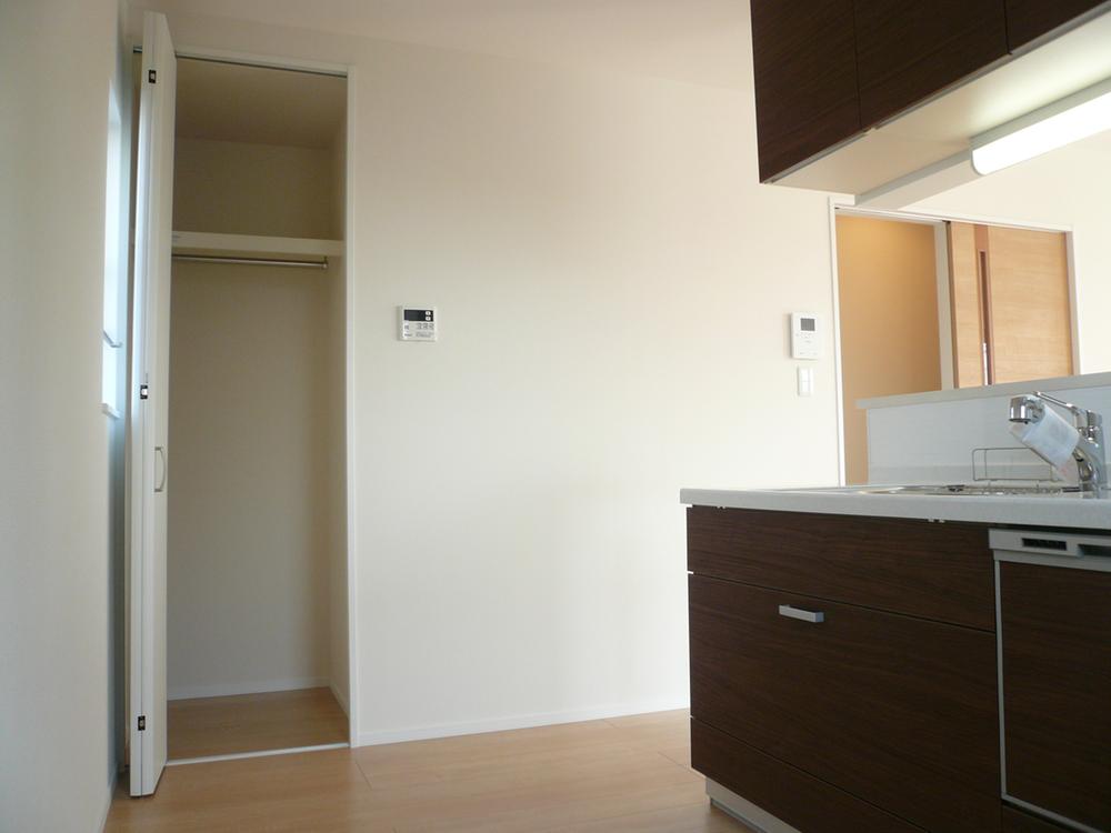 Kitchen. It is also useful for storage, such as food that does not put in a very convenient refrigerator There are also housed in the kitchen next to (local photo)