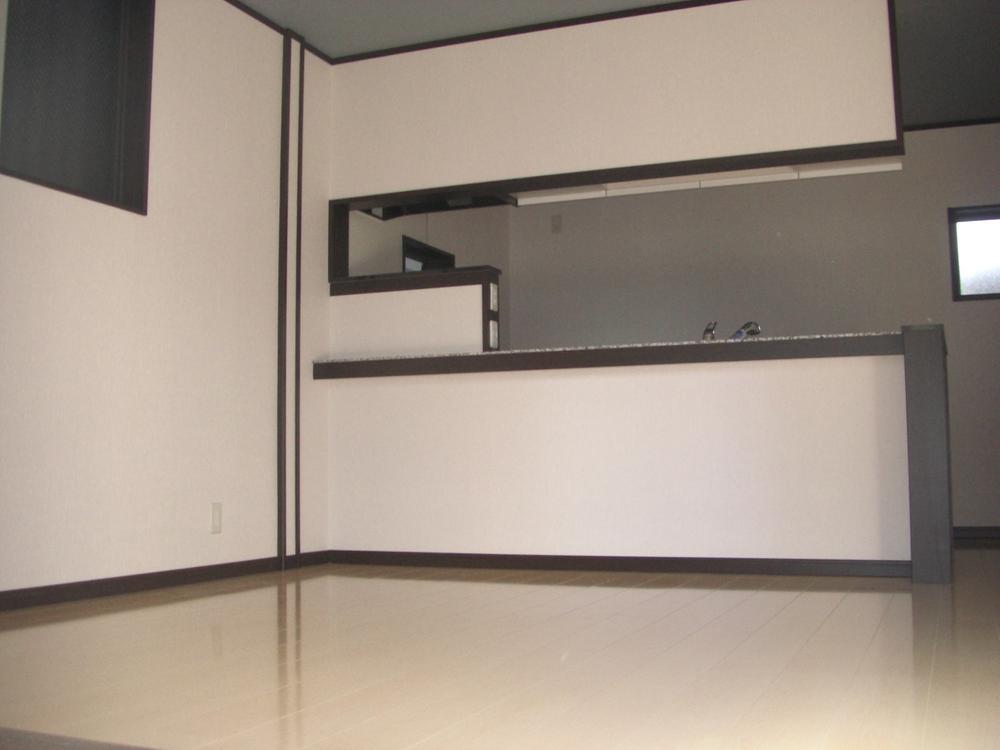 Same specifications photos (living). Living you will see a total of face-to-face kitchen Safe housing that can housework with peace of mind while watching the children