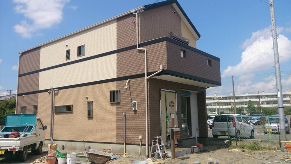Local appearance photo. From a different angle appearance. Junior high school In the photo to the right back is. It is very convenient location to go to school