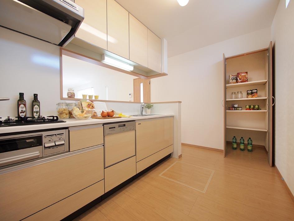 Kitchen. It was installed in the kitchen aside, Storage capacity is increasing in the pantry