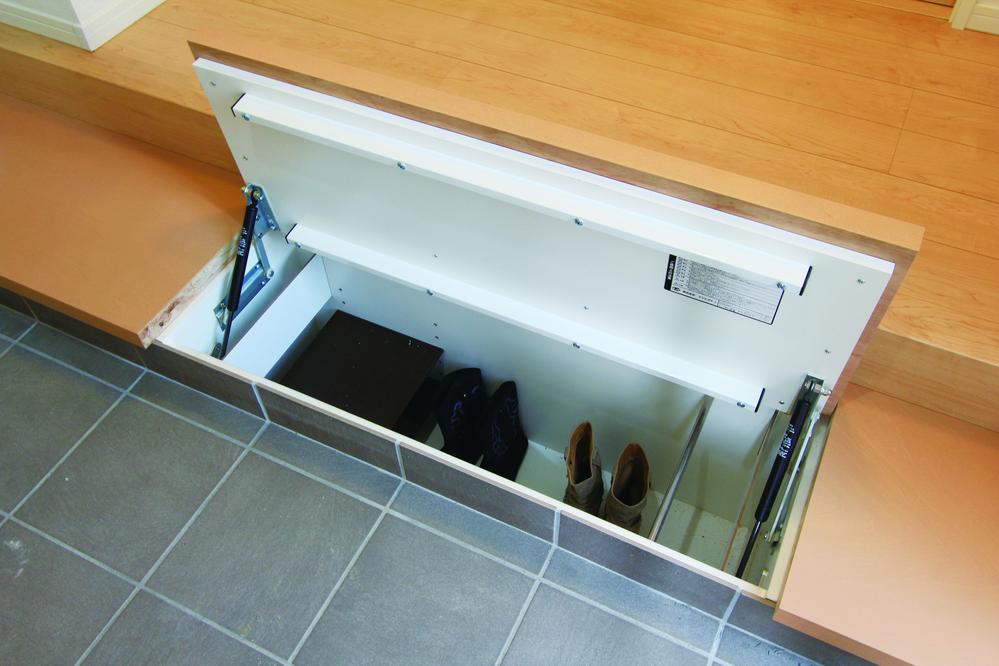 Receipt. Housed in the entrance, Also long boots