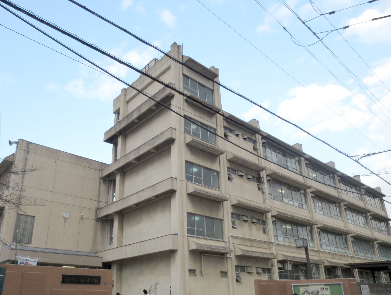 Junior high school. 863m to Moriguchi Tatsunishiki junior high school (junior high school)