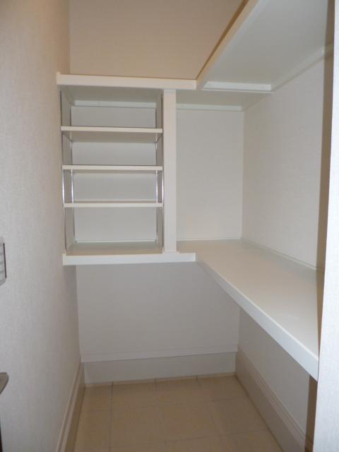 Receipt. Entrance → pantry → Kitchen glad flow line. Heavy shopping also immediately stored from the front door