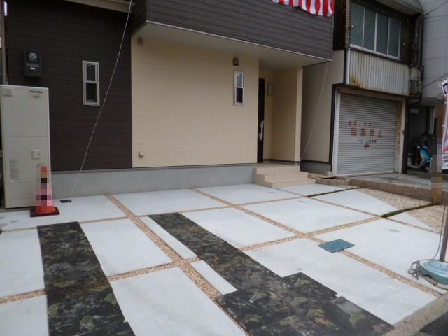 Parking lot. Three PARKING.