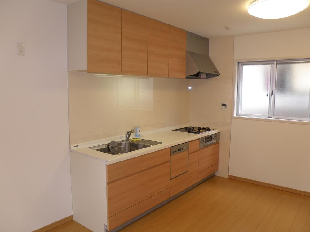 Kitchen. 3-necked stove and with a built-in dishwasher! 