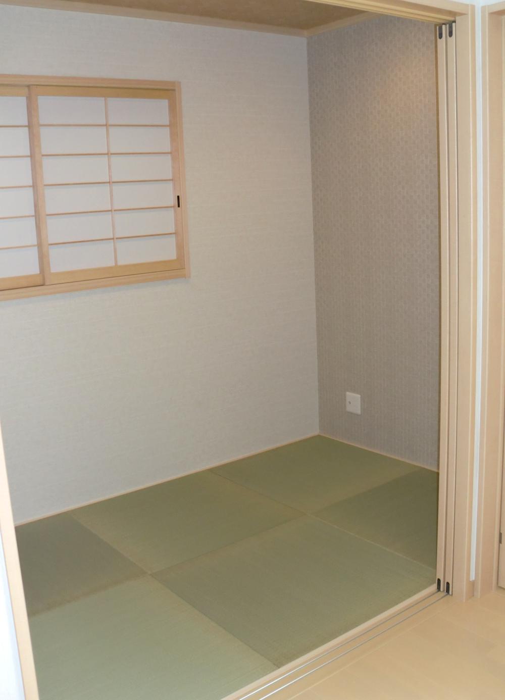 Non-living room. Is Tsuzukiai the living and the Japanese-style room!