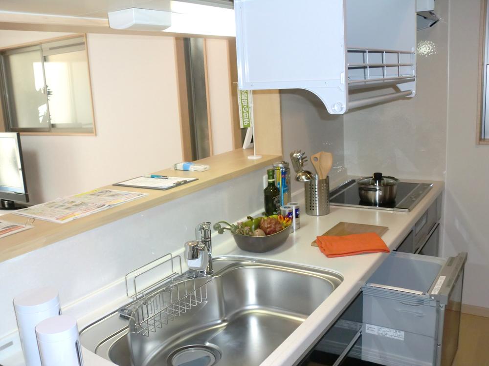 Kitchen. Dish washing dryer ・ Down Wall ・ Water purification function with faucet ・ IH cooking heater is standard equipment! (Cupboard ・ Underfloor storage) is also attached!