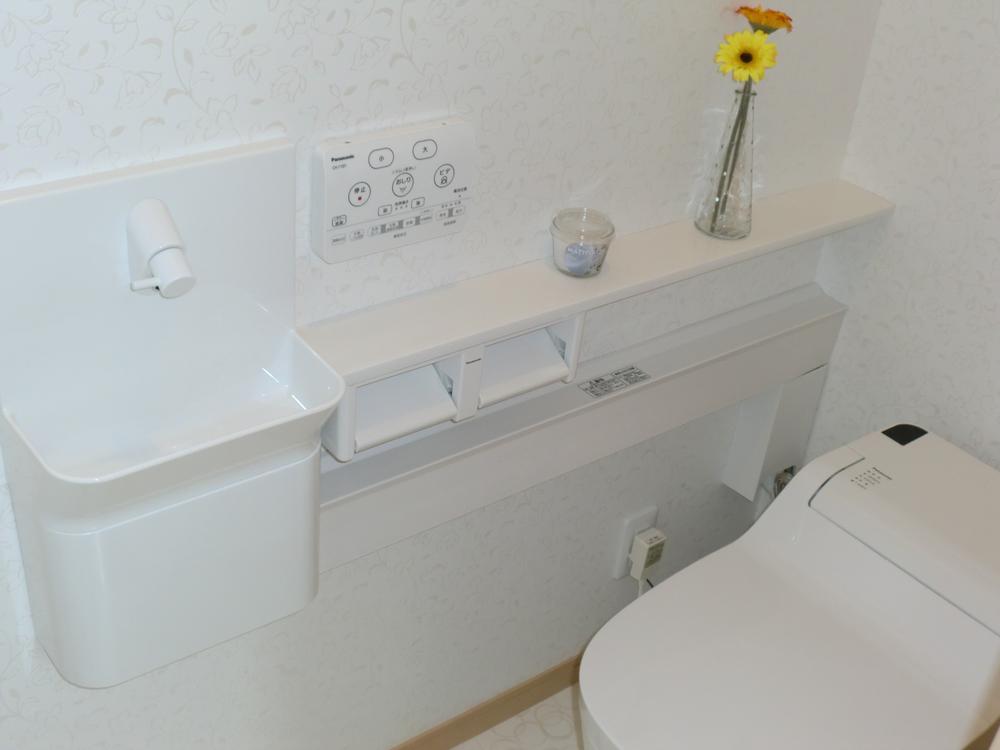 Toilet. Fully automatic attack same toilet (La Uno S) with a hand-washing box is standard equipment!