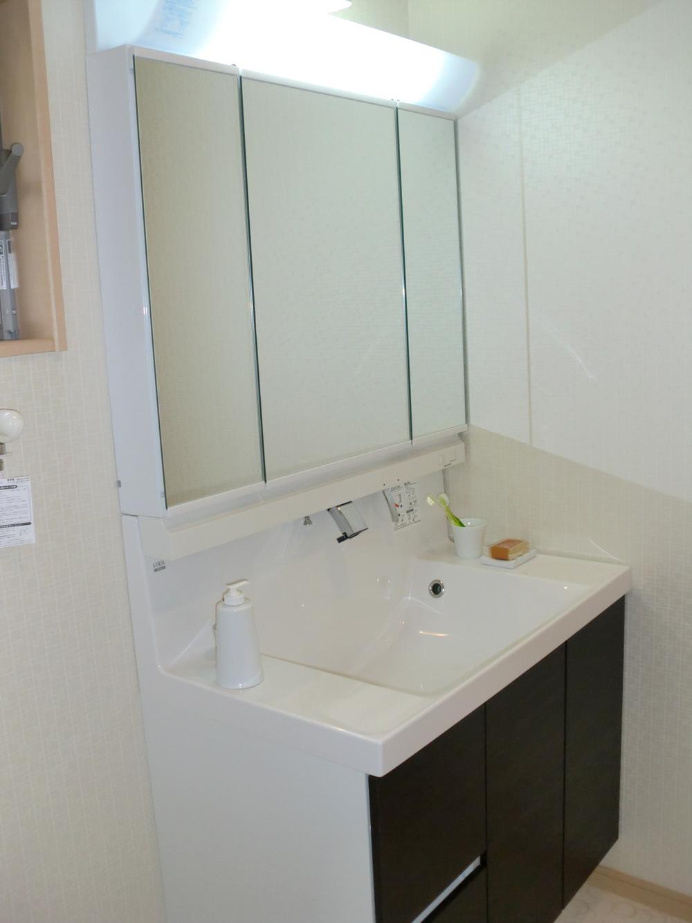 Wash basin, toilet. Vanity with shower! (With three-sided mirror) is a luxury because it is 900 type!
