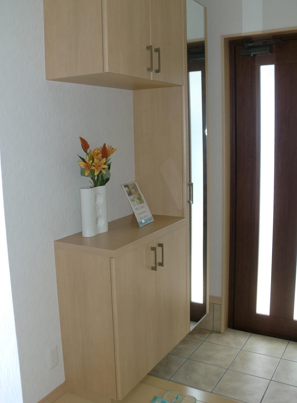 Entrance. It is the front door entrance! It is the entrance of the bright image! (Large shoe - with's box! )