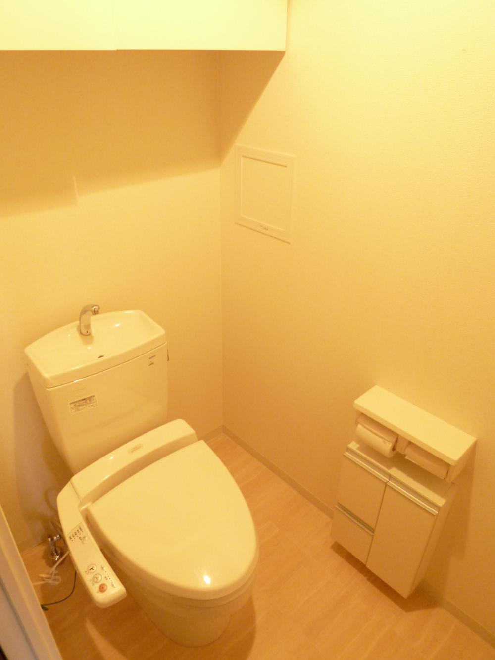 Toilet. Indoor (11 May 2013) Shooting