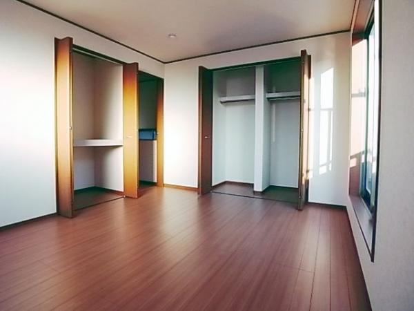 Non-living room. Comfortable space at any time in the storage enhancement