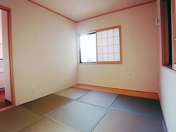Non-living room. Bright storage enhancement of Japanese-style room