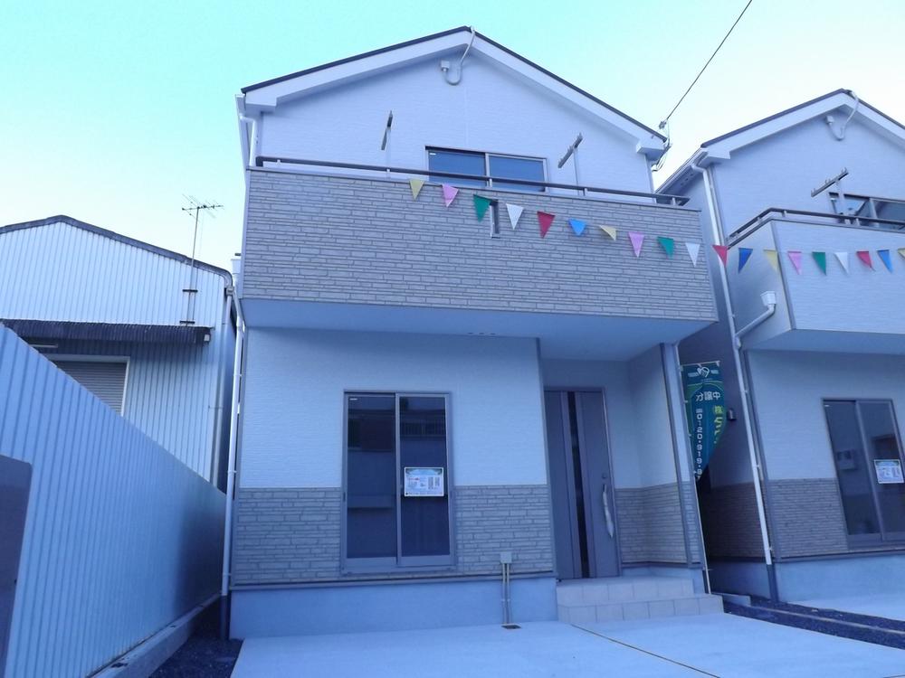 Local photos, including front road. Local (11 May 2013) Shooting