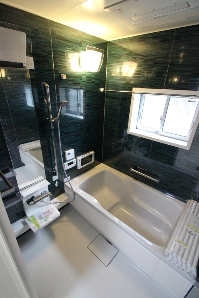 Bathroom. Bathroom TV to the heating dryer ・ Glad specifications in mist sauna and bath Favorite.