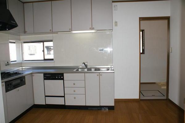 Kitchen.  ☆ It can be cooked in the L-shaped kitchen little movement, Also take widely working space