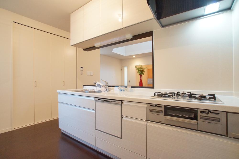 Kitchen. Because the face-to-face, It is safe can housework while watching the state of small children overlooks the living room from the kitchen. Upper receiving a convenient storage is very convenient kitchen next to have become a down Wall!