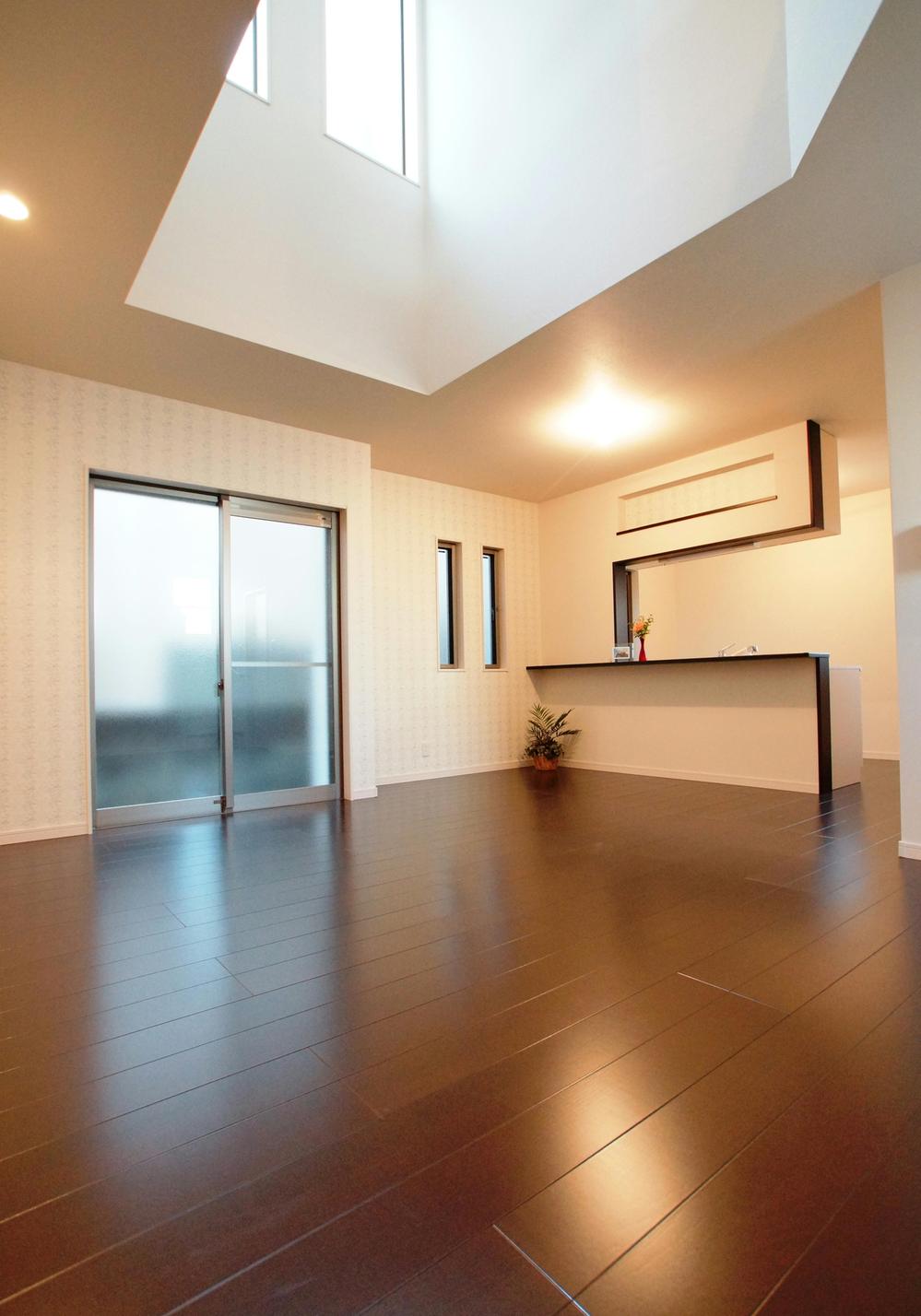 Living. By providing a blow-by in the living room top, Insert the soft kana light from 18 quires more than affluent living of it is felt even more widely the top, Sunny day you spend without lighting