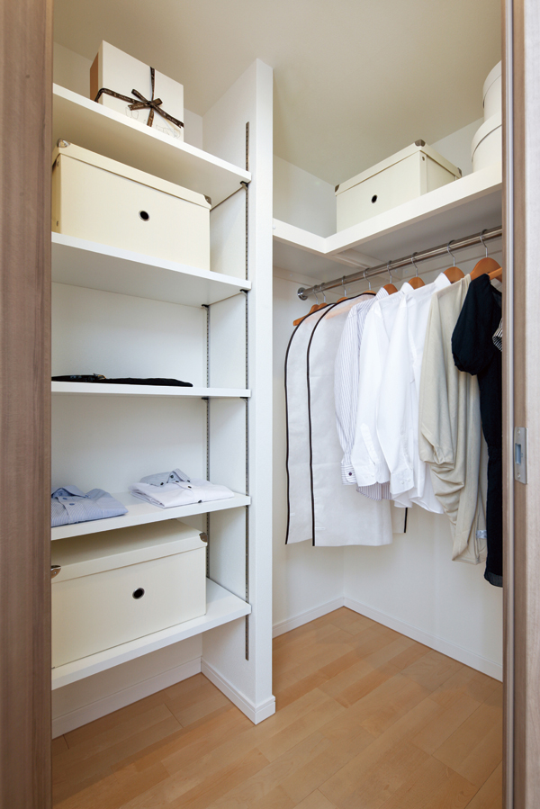 Receipt.  [Walk-in closet] Installation convenient hanger pipe and fixed shelf. You can also housed a large luggage, such as a suitcase (same specifications)