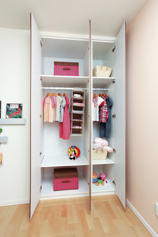 Receipt.  [closet] This system is movable shelf has been prepared to convenient pipe hanger and height to the clothing of the housing can be adjusted storage (same specifications)