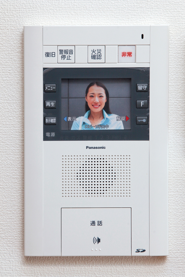 Security.  [Hands-free intercom with color monitor] It is within the dwelling unit hands-free type with a color monitor (recording ・ Set up a video recording with function) intercom. You can cancel the entrance of visitors from the check with the video and audio. Also, Recording of visitors in the absence ・ Recording capability, Vigilance of security alarm set, etc., Has been excellent security features equipment (same specifications)