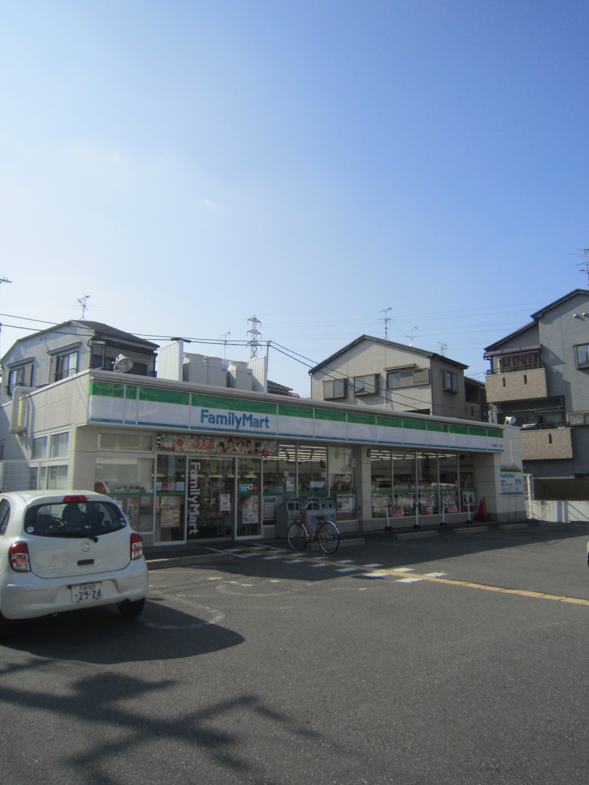 Convenience store. FamilyMart Fujita cho chome store up (convenience store) 586m