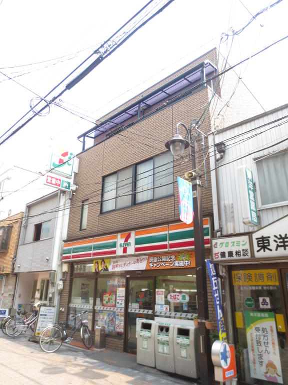 Convenience store. 1360m until the Seven-Eleven Kadoma happiness cho store (convenience store)