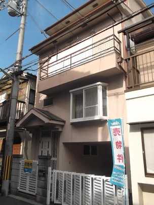 Local appearance photo. Building appearance: Cars are not included in the price.