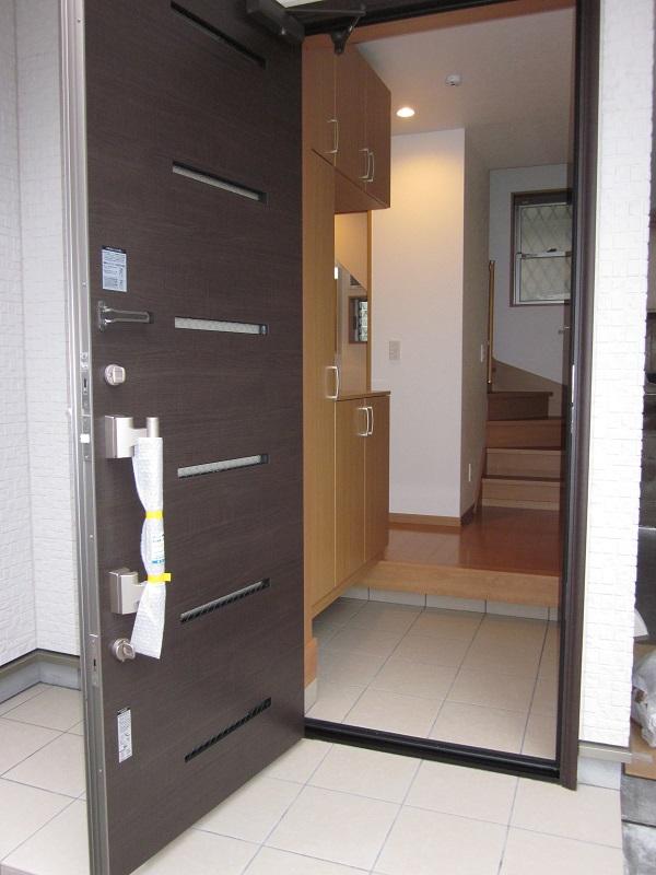 Entrance. With entrance storage