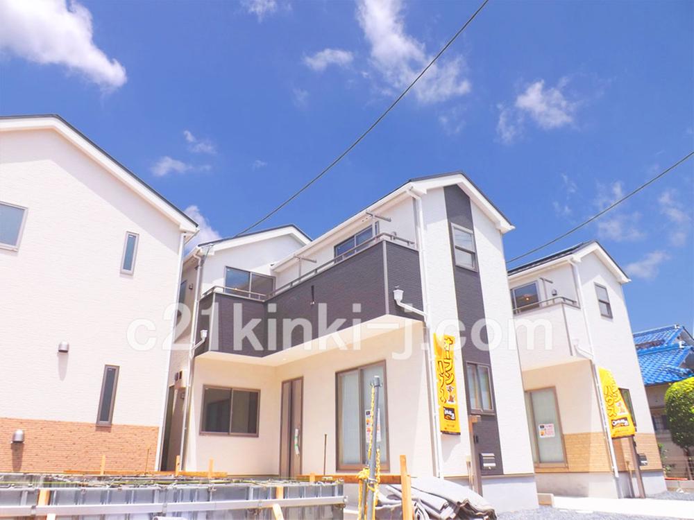 Same specifications photos (appearance). Same specifications photos (streets) all 4 House! Parking two Allowed!