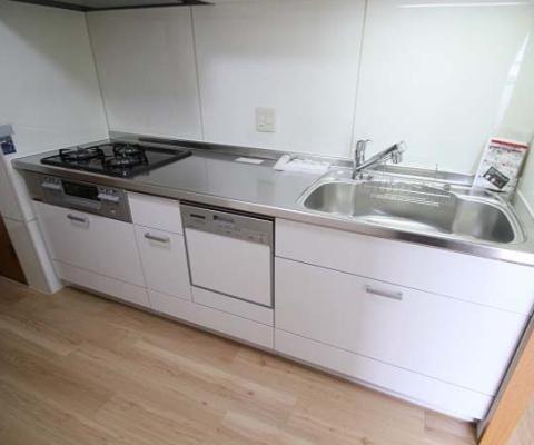Kitchen. It is equipped with a dishwasher! I think whether to become happy point to wife
