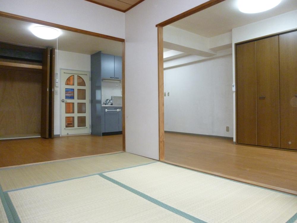 Non-living room. It is a photograph from a Japanese-style room