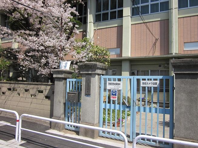 Primary school. Moriguchi 116m to stand Kasuga Elementary School